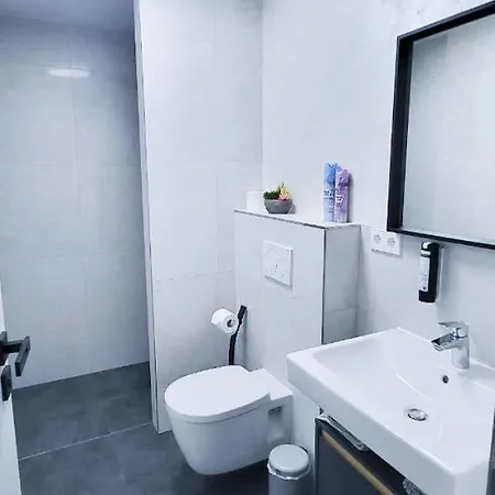 Alfa Mikro-apartment 2 Betten Kueche Bad L Smarttv Wifi L Porsche & Bosch L 2 Beds Kitchen Bath Bs21a1